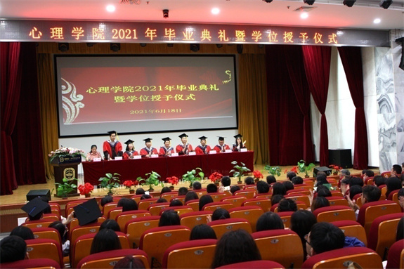 畢業(yè)季節(jié):校園生機(jī)勃勃 青春飛揚(yáng) 愿為母校添光彩