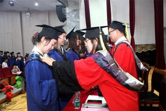 畢業(yè)季節(jié):校園生機(jī)勃勃 青春飛揚(yáng) 愿為母校添光彩