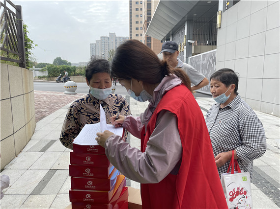 西花社區(qū)“送清涼”關(guān)愛(ài)企業(yè)退休人員