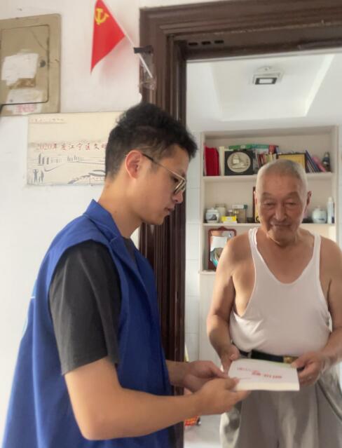 牛首社區(qū):上門送學(xué)暖人心 黨史學(xué)習(xí)不掉隊
