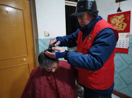 結(jié)對幫扶創(chuàng)鄰里和睦 平安志愿解理發(fā)難題