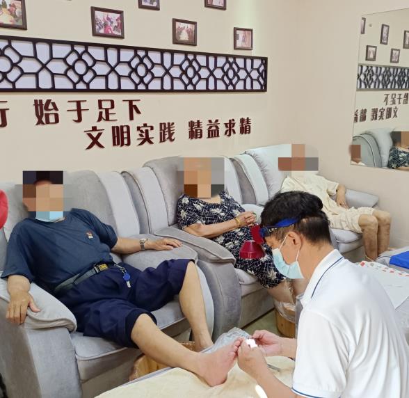 修腳志愿服務進社區(qū) 關愛殘疾老人在行動