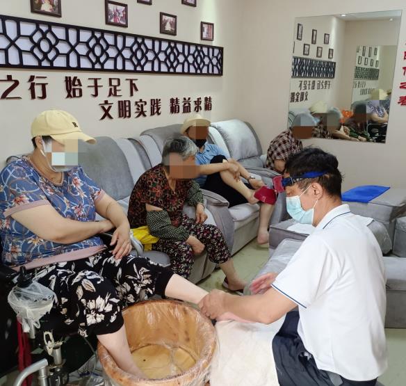 修腳志愿服務進社區(qū) 關愛殘疾老人在行動